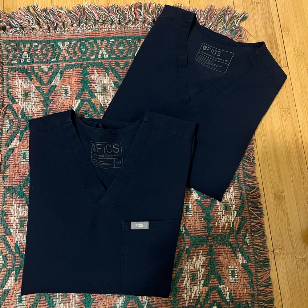 FIGS Catarina One-Pocket Scrub Top x2 in Navy